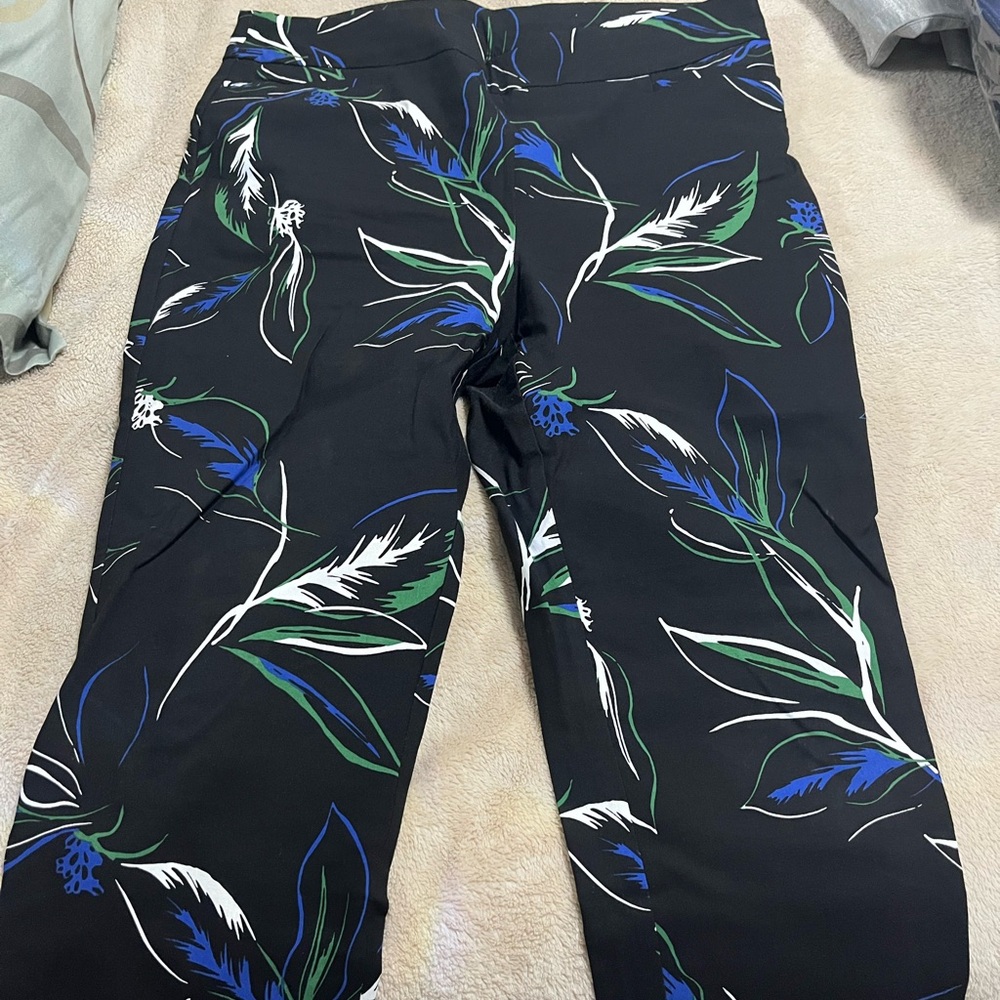 Chicos straight leg stretchy patterned pants